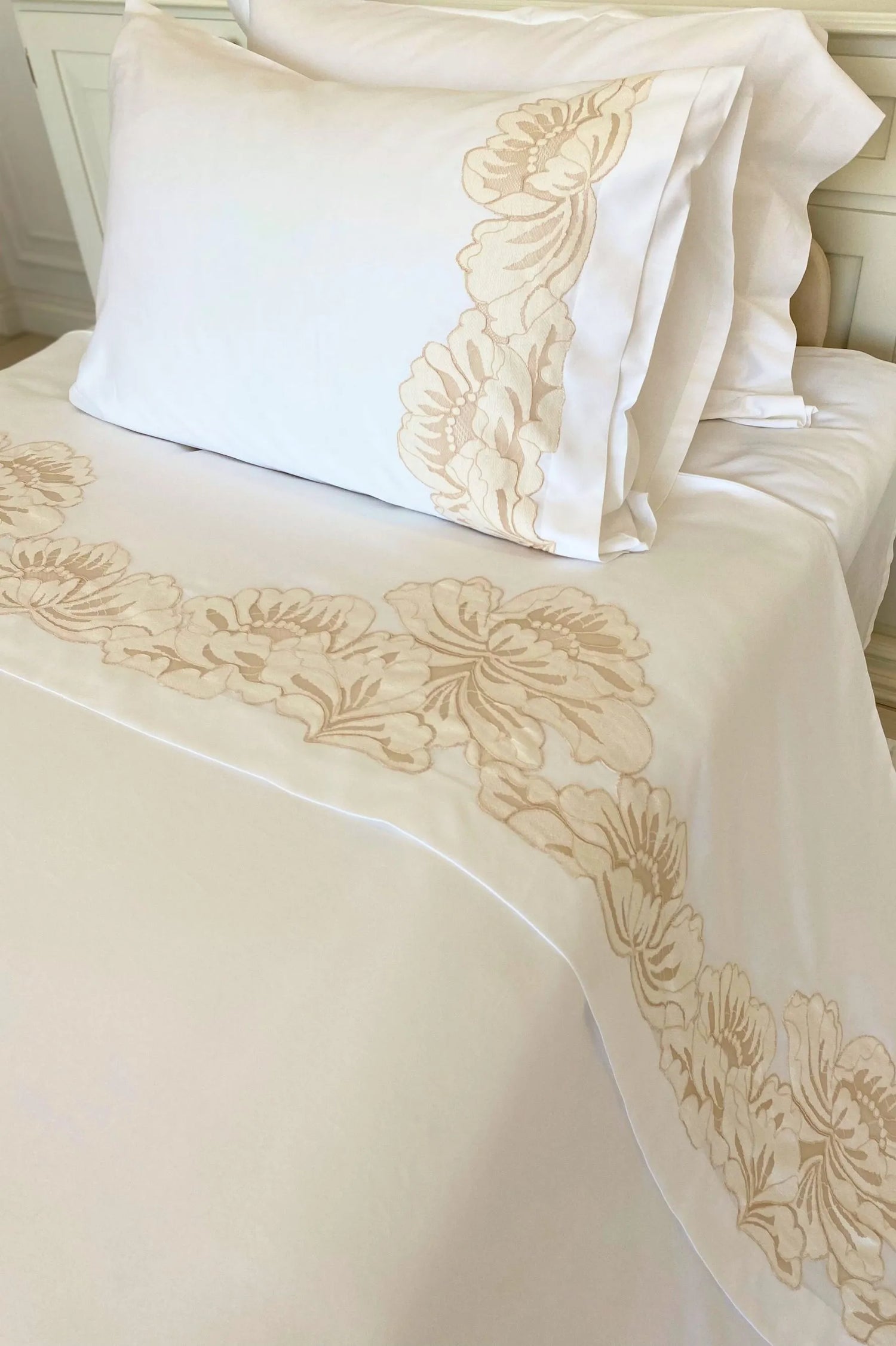 Premium quality bedding sets in breathable fabrics for restful and luxurious sleep